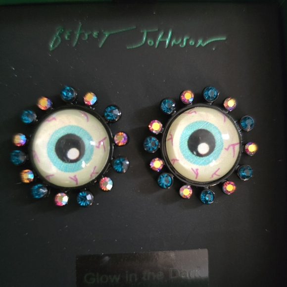 Betsey Johnson Eyeball button earrings! NWT - Picture 12 of 12